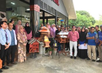 MOHD. Zulkifli Mustafa (tiga dari kanan) bersama peserta Kembara Kelulut Pantai Timur 2025  di Kampus Kesihatan USM  Kubang Kerian Kota Bharu, Kelantan. - UTUSAN / ROSLIZA MOHAMED