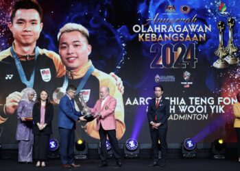 SERI Paduka Baginda Yang di-Pertuan Agong, Sultan Ibrahim Sultan Iskandar (dua dari kanan) menyampaikan Piala Olahragawan Kebangsaan 2024 kepada Setiausaha Agung Persatuan Badminton Malaysia (BAM) Datuk Kenny Goh (tiga dari kiri) mewakili beregu lelaki, Aaron Chia-Soh Wooi Yik pada Anugerah Sukan Negara 2024 di Subang Jaya, hari ini. - UTUSAN/ISKANDAR ISHAK