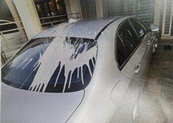KEADAAN kereta mangsa yang disimbah cat