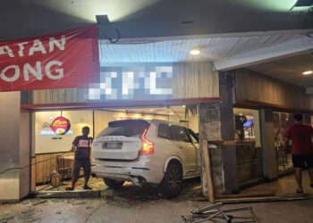 KEADAAN SUV yang merempuh sebuah restoran makanan segera di Sitiawan semalam.