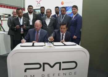 MOHAMED Khaled Nordin (belakang tengah) menyaksikan tandatangan perjanjian pemindahan teknologi antara syarikat DASAL Havacilik Teknolojileri A.S. dari Turkiye dan PM Defence Sdn Bhd (PMD) dari Malaysia ketika IMA’25  di Langkawi.