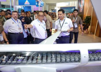 MOHAMED Khaled Nordin (tengah) melawat reruai pada sesi media walkabout sempena Pameran Antarabangsa Maritim dan Aeroangkasa Langkawi 2025 (LIMA'25) di Pusat Pameran Antarabangsa Mahsuri (MIEC) di sini hari ini. - UTUSAN/FARIZ RUSADIO
