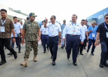 MOHAMED Khaled Nordin (tengah) bersama Panglima Angkatan Tentera (PAT), Jen Datuk Mohd Nizam Jaffar (dua kiri) melakukan lawatan pada sesi media walkabout sempena Pameran Antarabangsa Maritim dan Aeroangkasa Langkawi 2025 (LIMA'25) di Pusat Pameran Antarabangsa Mahsuri (MIEC) di sini hari ini. - UTUSAN/FARIZ RUSADIO