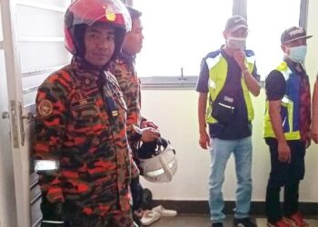 ANGGOTA bomba yang membantu Jabatan Hal Ehwal Agama Islam Kelantan (Jaheik) memujuk seorang lelaki yang dipercayai berkhalwat di sebuah aparment di Kota Bharu, Kelantan. - IHSAN BOMBA