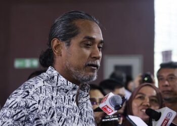 KHAIRY Jamaluddin ditemui pada forum mengenai kos penjagaan kesihatan di UM, Petaling Jaya, Selangor. - UTUSAN/SHIDDIEQIIN ZON
