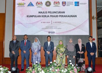 WAN Suraya Wan Mohd. Radzi (Empat dari kanan) bersama Ketua Pesuruhjaya Suruhanjaya Pencegahan Rasuah Malaysia (SPRM) Tan Sri Azam Baki di Majlis Peluncuran Kumpulan Kerja Fraud Perakaunan (KKFP), di sini hari ini.