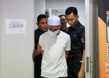 ABDUL Rahman Mohamad Hussain yang dituduh mengedar dadah dibawa keluar dari Mahkamah Majistret Kuala Terengganu. - UTUSAN/PUQTRA HAIRRY ROSLI