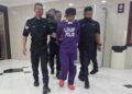 PENIAGA kosmetik yang ditahan memiliki dadah direman di Mahkamah Majistret Kuala Terengganu, Selasa lalu. - UTUSAN/ZAID MOHD. NOOR