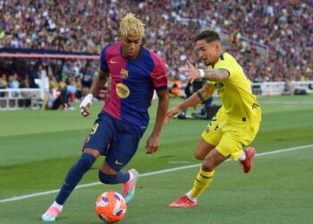 Lamine Yamal (kiri)  akan bersama Barcelona sehingga 2031. - AFP