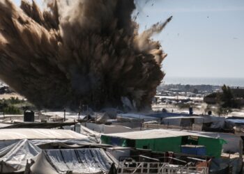 KEPULAN asap tebal dilihat dari khemah di kem pelarian utara Khan Younis di selatan Gaza, selepas serangan pengeboman Israel pada 19 April lalu.- AFP