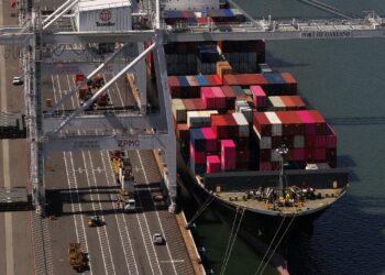 SEBUAH kapal kontena berlabuh di Pelabuhan Oakland di Oakland, California.– AFP
