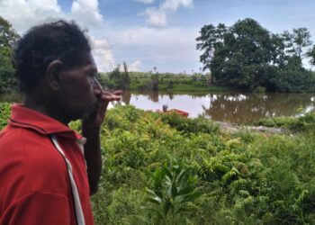 MOHD. Daud Che Hussien di lokasi kejadian anaknya ditemukan lemas di Sungai Pengkalan Nangka Kampung Kok Kebit, Tumpat, Kelantan. - UTUSAN/ROHANA ISMAIL