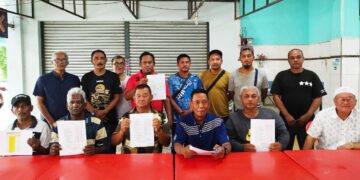AJK PKR Cabang Lenggong yang meletak jawatan baru-baru ini kerana tidak berpuas hati dengan keputusan pemilihan parti.  - UTUSAN/FADZIL ZAINOL