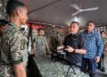 ADLY Zahari (kanan) ketika melawat reruai yang disediakan sempena Program Veteran Desa MADANI di Masjid Jamek Tengku Muhammad Fa-iz Petra, Gua Musang, Kelantan. - UTUSAN/AIMUNI TUAN LAH