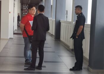 LIM Beng Kee (kiri) semasa hadir untuk prosiding jatuh hukum di Mahkamah Sesyen Kota Bharu, Kelantan. - UTUSAN/ROSALWANI CHE SOH