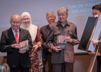 DR. Mahathir Mohamad melancarkan buku ‘A Conversation With Tun Dr. Mahathir Mohamad’ di Yayasan Kepimpinan Perdana, Putrajaya.  – UTUSAN/FAIZ ALIF ZUBIR