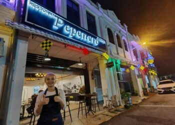 NUR Farzana Ridzduan di hadapan restoran Pepenero miliknya di Bandar Lama Lipis.