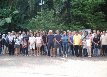 Sebahagian penduduk yang menghadiri dialog bersama persatuan penduduk di Taman Topaz, Putra Heights, semalam.