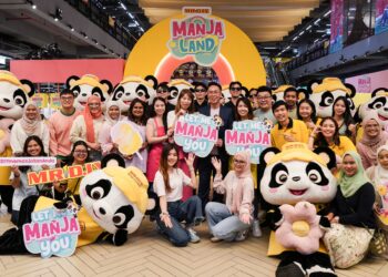 KETUA Kumpulan Pemasaran MR. DIY, Elaine Ho (tengah, tujuh kiri) dan Alex ketika melancarkan MR.DIY Manja Land di MR.DIY Plus, Mid Valley Megamall, Kuala Lumpur. UTUSAN/AFIQ RAZALI