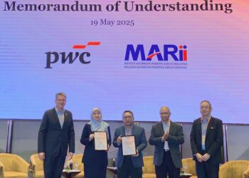 NURUL A’in Abdul Latif (dua dari kiri) semasa sesi pertukaran Memorandum Persafahaman (MoU) antara Pwc Malaysia dan Timbalan Ketua Pegawai Eksekutif Institut Automotif, Robotik dan IoT Malaysia (MARii), Ts. Nizmar Mohd Nazar di M Resort Hotel, hari ini. UTUSAN/SABRINA ZULKIFLI