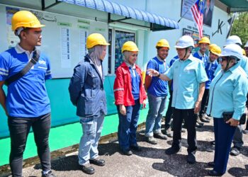 Ahmad Maslan (dua dari kanan) bertanya khabar  pelatih semasa mengadakan lawatan kerja di Akademi Binaan Malaysia (ABM) Wilayah Timur, Kuala Berang, Terengganu. - UTUSAN/PUQTRA HAIRRY