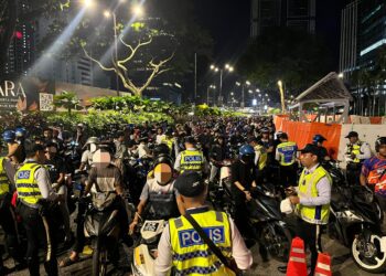 SEBANYAK 1,300 motosikal diperiksa dan 939 saman dikeluarkan atas pelbagai kesalahan dalam operasi di Jalan Ampang, awal pagi tadi.
