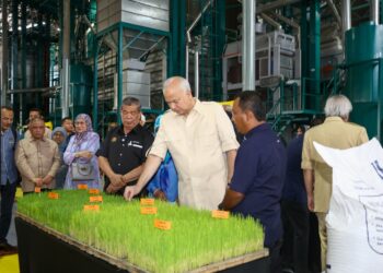 SULTAN Nazrin Muizzuddin Shah pada majlis perasmian Pusat Pengeluaran Benih Padi Sah PPN di Parit Buntar. - UTUSAN/MUHAMAD NAZREEN SYAH MUSTHAFA