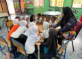 PEMBELAJARAN  secara langsung berlaku di dalam bilik darjah membantu merangsang minat murid Orang Asli  di SK Sungai Rual, Jeli Kelantan untuk belajar.