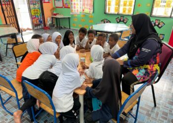 PEMBELAJARAN  secara langsung berlaku di dalam bilik darjah membantu merangsang minat murid Orang Asli  di SK Sungai Rual, Jeli Kelantan untuk belajar.