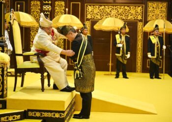 SYED Budriz Putra Jamalullail mengetuai senarai penerima darjah kebesaran sesi pertama sempena Ulang Tahun Keputeraan Ke-82 Raja Perlis, Tuanku Syed Sirajuddin Jamalullail di Istana Arau, Perlis semalam.