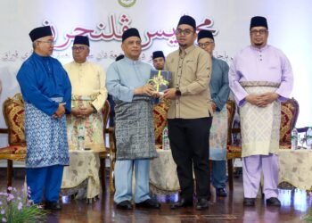 SAARANI Mohamad menyampaikan  kitab bagi tujuan bacaan di masjid, surau diri Jumaat dan surau Taaddud Jumaat seluruh Perak di Tanjung Rambutan, Ipoh hari ini. - UTUSAN/MUHAMAD NAZREEN SYAH MUSTHAFA