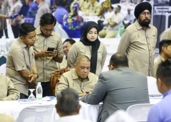 SAARANI Mohamad mendengar aduan rakyat pada Program Mesra Hari Bertemu Pelanggan Kerajaan Negeri di Batu Gajah hari ini. - UTUSAN/MUHAMAD NAZREEN SYAH MUSTHAFA