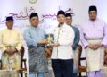 SAARANI Mohamad menyampaikan  kitab bagi tujuan bacaan di masjid pada majlis di Tanjung Rambutan, Ipoh hari ini. - UTUSAN/MUHAMAD NAZREEN SYAH MUSTHAFA