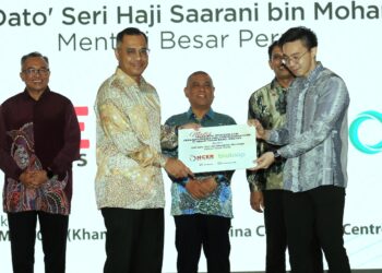 SAARANI Mohamad (tengah) menyaksikan kerjasama strategik projek hab agromakanan NCER di Ipoh hari ini. - UTUSAN/FADZIL ZAINOL