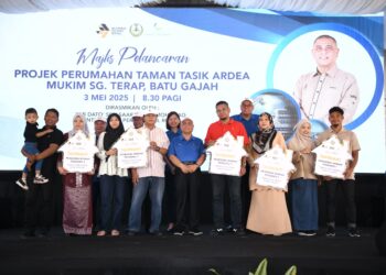 SAARANI Mohamad (tengah) bersama pembeli rumah Program Rumah Perakku.di Batu Gajah hari ini. - UTUSAN/MUHAMAD NAZREEN SYAH MUSTHAFA