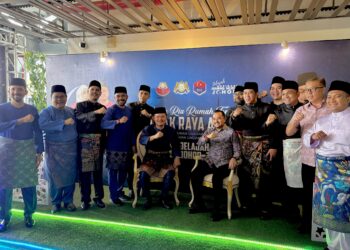 ASYRAF WAJDI Dusuki (duduk) bergambar bersama-sama tetamu pada Majlis Riang Ria Rumah Terbuka Terlajak Raya Aidilfitri di Arena Larkin, Johor Bahru.