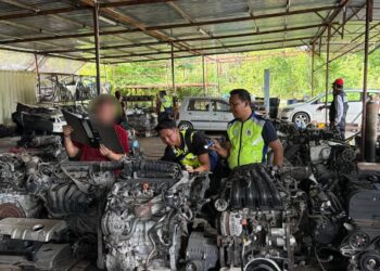 ANGGOTA polis melakukan pemeriksaan di sebuah premis menerusi Op Mega di Dungun dan Kemaman, Terengganu. - IHSAN POLIS