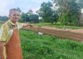 PAK ABU menunjukkan lokasi tempat dia terserempak buaya di tebing Sungai Umbai di Kampung Bukit Kechil, Pernu, Melaka, semalam.-UTUSAN/AMRAN ALI.