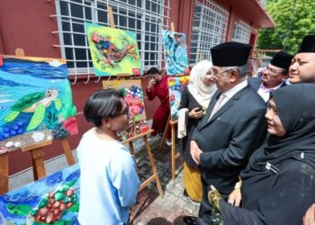 MOHD Ridhwan (kanan) bersama Yang Dipertua Negeri Melaka, Tun Dr. Mohd. Ali Mohd. Rustam melihat salah satu karya seni kitar semula yang dipamerkan di Galeri Seni 3D, Banda Hilir, Melaka.