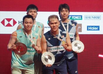 Man Wei Chong-Tee Kai Wun bersama naib juara Malaysia Masters, Aaron Chia- Soh Wooi Yik di Axiata Arena, Bukit Jalil, semalam. - UTUSAN/ ISKANDAR ISHAK