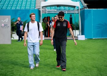 PEMANDU Haas, Esteban Ocon (kanan) dilihat bersama Mick Schumacher ketika tiba di paddock di Grand Prix (GP) Miami pada hujung minggu lalu. - AFP