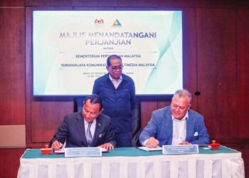 Mohamed Khaled Nordin menyaksikan perjanjian yang ditandatangani antara Mohamad Salim Fateh Din (kanan) dengan Lokman Hakim Ali sempena LIMA’25 di Langkawi.