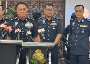 DZULKHAIRI Mukhtar (dua, kiri) ketika mengadakan sidang akhbar di Ibu Pejabat Polis Kontinjen (IPK) Melaka.