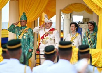TUANKU Syed Sirajuddin Jamalullail berkenan mencemar duli pada Istiadat Perbarisan Kawalan Kehormatan Utama bersempena Sambutan Ulang Tahun Keputeraan Ke-82 baginda di Istana Arau, Perlis, semalam. 
– MINGGUAN/IZLIZAN OTHMAN