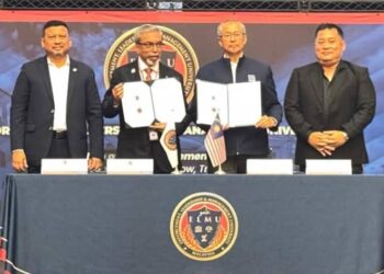 KASSIM Noor Mohamed (dua kiri) bersama Ahmad Sabirin Arshad dalam majlis menandatangani MoU di Nilai kelmarin.