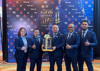 PRESIDEN Persatuan Sukan Orang Pekak Malaysia (MSDeaf), Ong Shin Reunn (tengah) bergambar bersama piala Anugerah Khas pada Anugerah Sukan Negara 2024 di Subang Jaya pada Selasa. - IHSAN MSDEAF