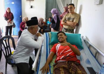 ZAMRI Hashim menziarahi Koperal Mohammad Zulnaidi Muhammad Zullkifli, anggota FRU yang cedera dalam kemalangan trak FRU dengan lori minggu lalu di Kuarters Unit 5 FRU Sungai Senam, Ipoh hari ini. - UTUSAN/MUHAMAD NAZREEN SYAH MUSTHAFA