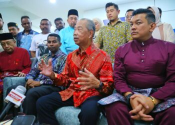 MUHYIDDIN Yassin pada sidang akhbar selepas Majlis Perasmian Pejabat Penyelaras Bersatu DUN Jeram Padang dan Majlis Mesra Aidilfitri Bersatu Bahagian Jempol di Bahau, Jempol hari ini.-UTUSAN/MOHD. SHAHJEHAN MAAMIN.