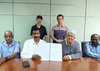 PRESIDEN Olahraga Petaling, Datuk SM Muthu (dua dari kiri) memegang laporan penyata kewangan Persatuan Olahraga Selangor (2023) bersama ahli gabungan yang lain di sini hari ini.