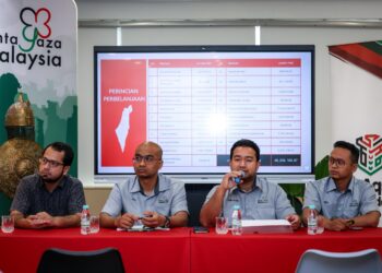 MUHAMMAD Nadir Al-Nuri Kamaruzzaman (dua dari kanan) membentangkan perincian perbelanjaan tabung Cinta Gaza Malaysia (CGM) dalam sesi ramah mesra bersama media di Perpustakaan CGM, Bandar Baru Bangi di sini, hari ini. - UTUSAN/MUHAMAD IQBAL ROSLI